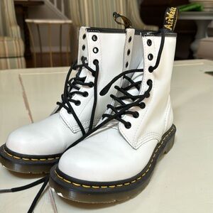 White Dr. Martens women size 8 (39)